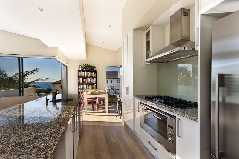 primer piso de la casa muestra la parte de la cocina minimalesta